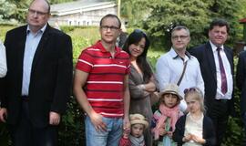 Žaismingai atidaryta stovykla vaikams su negalia