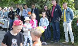 Žaismingai atidaryta stovykla vaikams su negalia