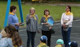 Žaismingai atidaryta stovykla vaikams su negalia