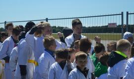 Lėktuvų kilimo ir tūpimo take – karatistų pasirodymas