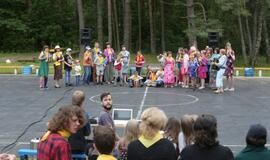 Žaismingai atidaryta stovykla vaikams su negalia