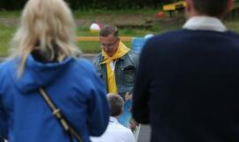 Žaismingai atidaryta stovykla vaikams su negalia