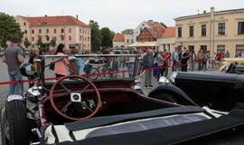 Teatro aikštę papuošė ispanų automobilių paroda