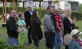 Žaismingai atidaryta stovykla vaikams su negalia