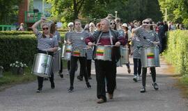 Žaismingai atidaryta stovykla vaikams su negalia