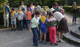 Žaismingai atidaryta stovykla vaikams su negalia