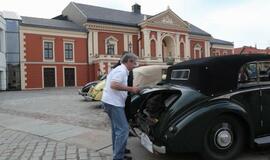 Teatro aikštę papuošė ispanų automobilių paroda