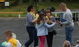 Žaismingai atidaryta stovykla vaikams su negalia