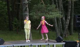 Žaismingai atidaryta stovykla vaikams su negalia