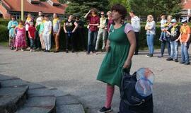 Žaismingai atidaryta stovykla vaikams su negalia