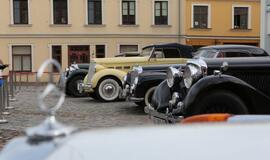 Teatro aikštę papuošė ispanų automobilių paroda