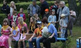 Žaismingai atidaryta stovykla vaikams su negalia