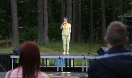 Žaismingai atidaryta stovykla vaikams su negalia