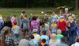 Žaismingai atidaryta stovykla vaikams su negalia