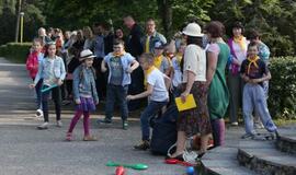 Žaismingai atidaryta stovykla vaikams su negalia