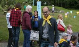 Žaismingai atidaryta stovykla vaikams su negalia