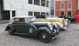 Teatro aikštę papuošė ispanų automobilių paroda