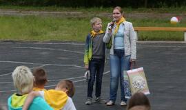 Žaismingai atidaryta stovykla vaikams su negalia