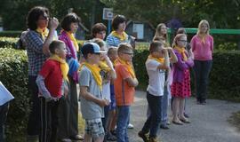 Žaismingai atidaryta stovykla vaikams su negalia