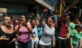 Venesuelos sostinėje dėl maisto produktų stygiaus prasidėjo masinės protesto akcijos