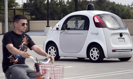 Bepiločiai automobiliai stebės dviratininkus