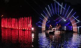 Fontanai su raudonu kilimu