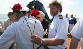 Vainikų nuleidimas į jūrą