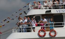 Vainikų nuleidimas į jūrą