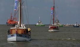 Vainikų nuleidimas į jūrą