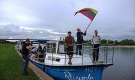 Rusnė Tautišką giesmę giedojo laivuose