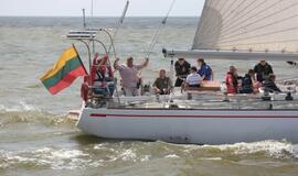 Vainikų nuleidimas į jūrą