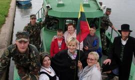 Rusnė Tautišką giesmę giedojo laivuose