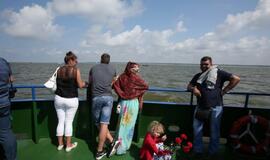 Vainikų nuleidimas į jūrą