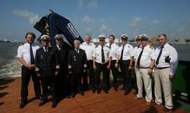 Vainikų nuleidimas į jūrą