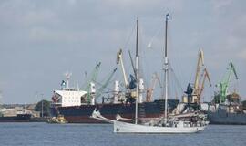 Vainikų nuleidimas į jūrą