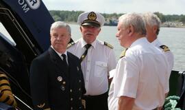 Vainikų nuleidimas į jūrą