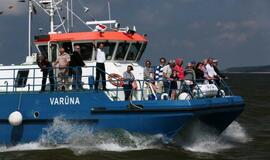 Vainikų nuleidimas į jūrą