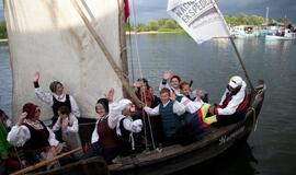 Rusnė Tautišką giesmę giedojo laivuose