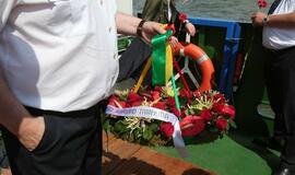 Vainikų nuleidimas į jūrą