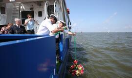 Vainikų nuleidimas į jūrą