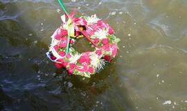 Vainikų nuleidimas į jūrą