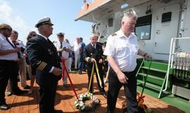 Vainikų nuleidimas į jūrą