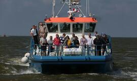 Vainikų nuleidimas į jūrą