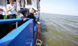 Vainikų nuleidimas į jūrą