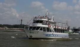 Vainikų nuleidimas į jūrą