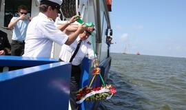 Vainikų nuleidimas į jūrą