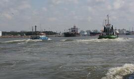 Vainikų nuleidimas į jūrą