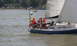 Vainikų nuleidimas į jūrą