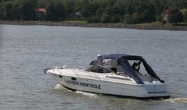 Vainikų nuleidimas į jūrą