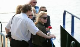 Vainikų nuleidimas į jūrą